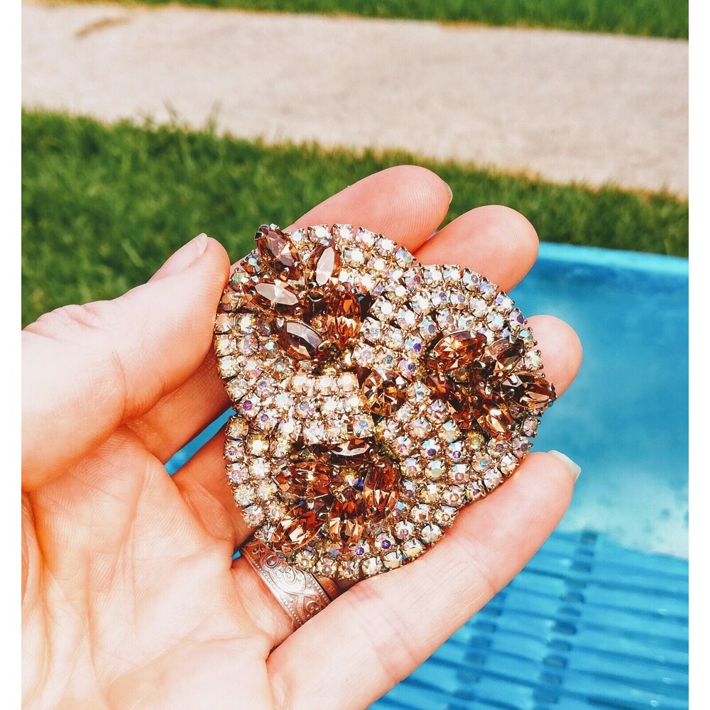 Vintage  Aurora‎ Borealis crystal brooch,  in swanky mid-century motif